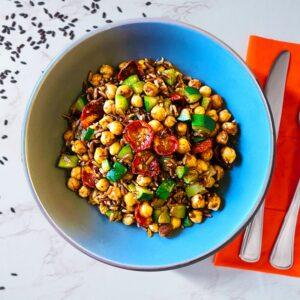Bol de courgette végétalienne, tomates cerises confites, riz brun rouge, pois chiches cuits au paprika et sésame noir. - 400g