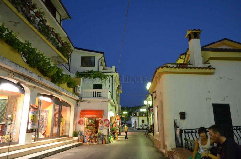 J-MOMO kommt in Palinuro an und wählt die Einkaufsstraße