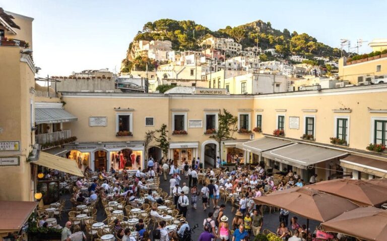 J-MOMO's vending machines in the center of Capri